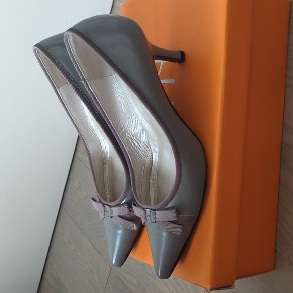 Greige ribbon trimmed pumps size 6.5 - Picture 2 of 12